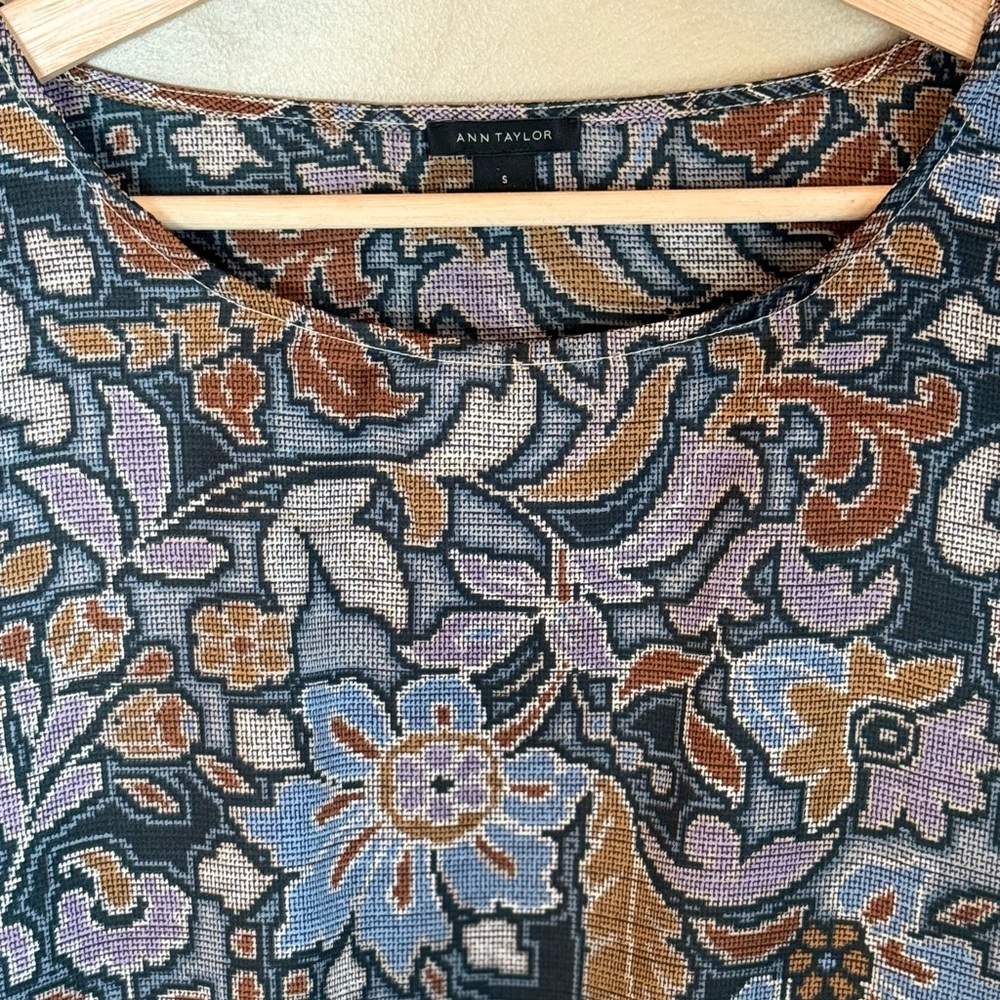 Ann Taylor Floral Print Blouse Blue Mauve Boho Lightweight Top - Picture 3 of 7